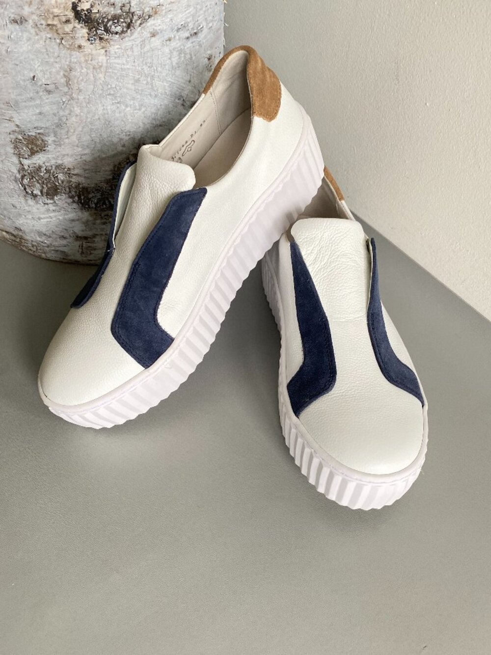 Gabor White Leather Navy Suede Chunky Ridged Platform Sneakers US 9 Women's ECU